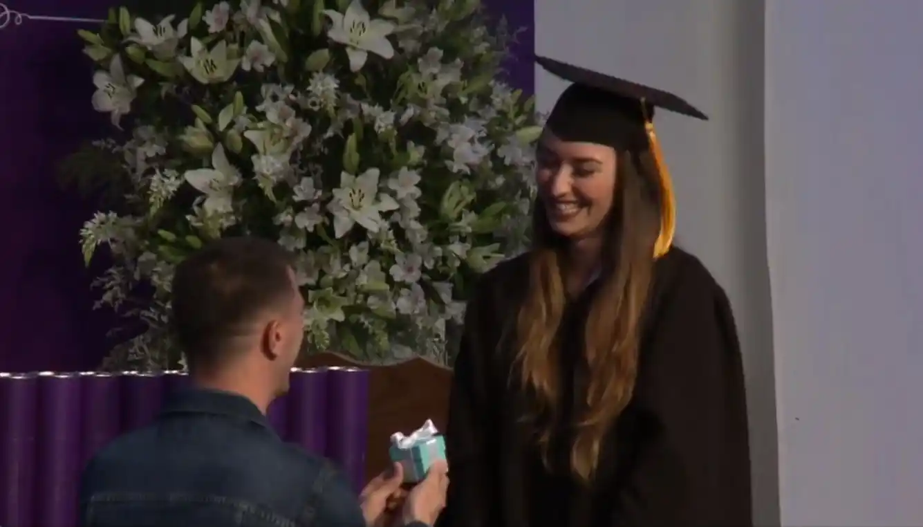 Le pidió matrimonio en el acto de graduación de la UAP