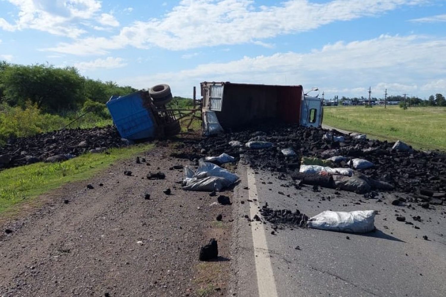 Volcó un camión cargado con carbón sobre Ruta Nacional 34