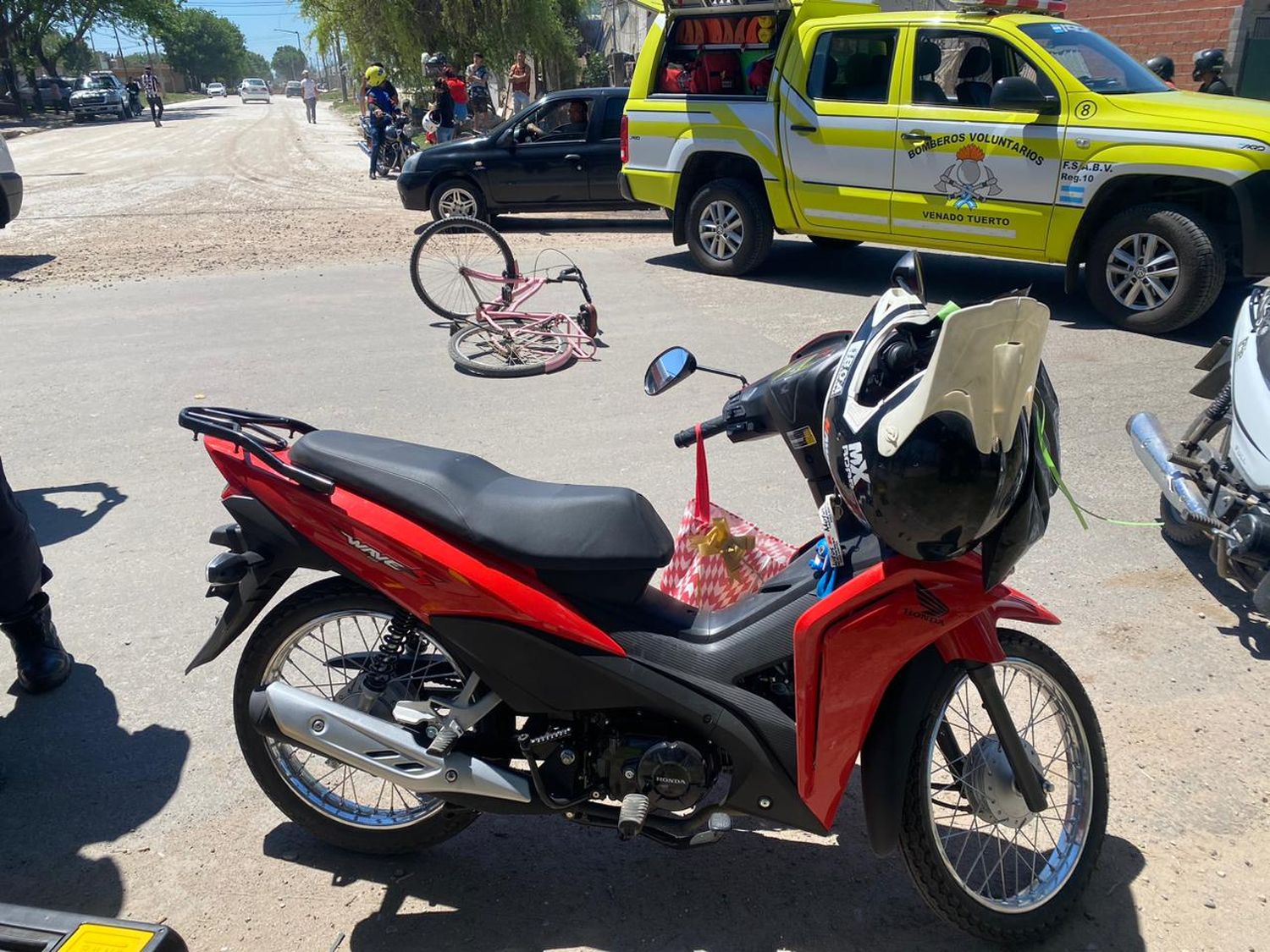 La motocicleta y la bici que protagonizaron el accidente.