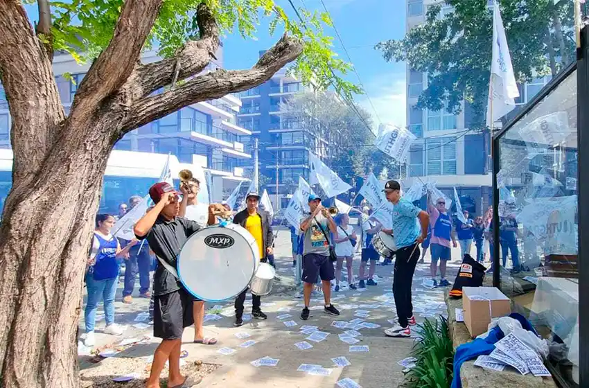 Ruidosa protesta de UTHGRA contra la precarización laboral en una parrilla