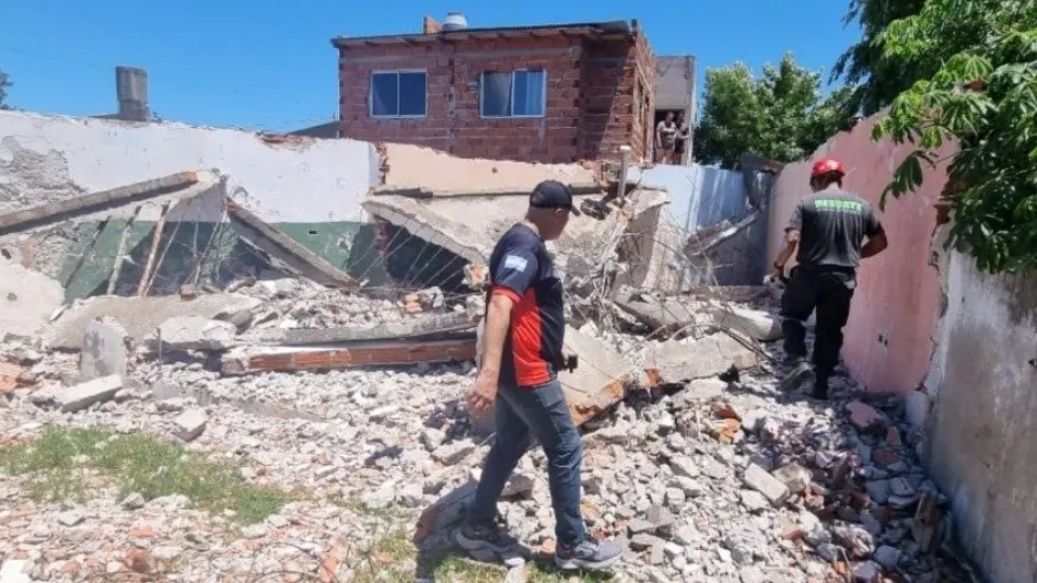 Un techo cayó sobre un hombre: "Son cosas que pasan cuando improvisamos"