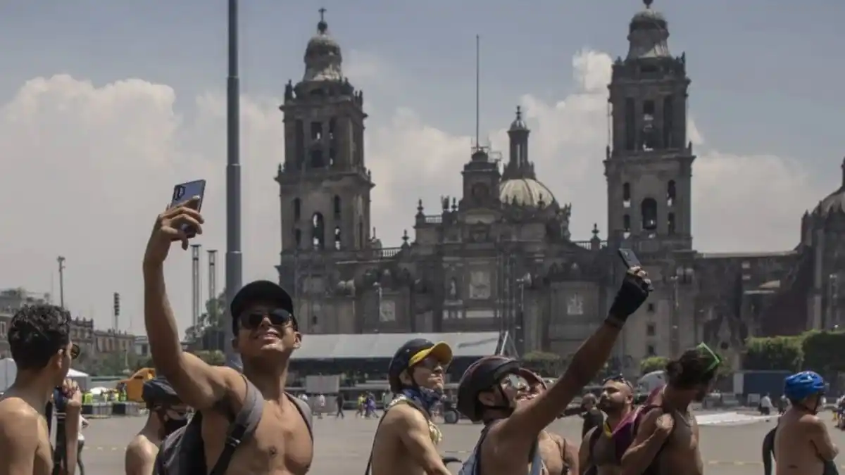 CON POCA ROPA Y EN BICICLETA: así protestaron en México para exigir seguridad y respeto a sus derechos