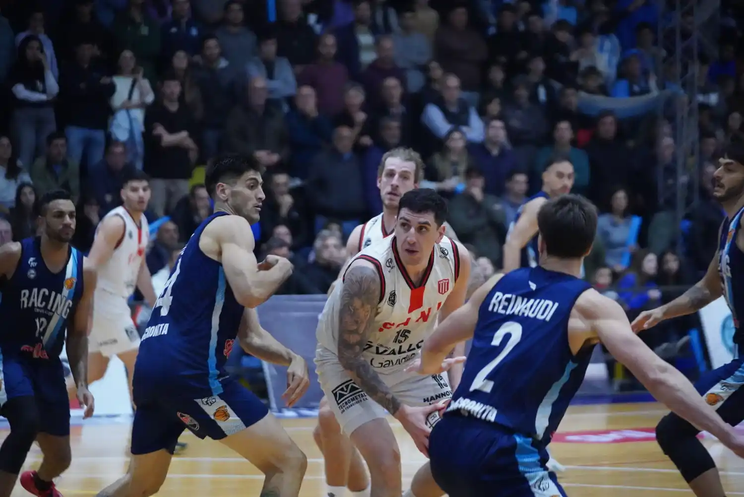 Sanz debió luchar y mucho en la madera pintada