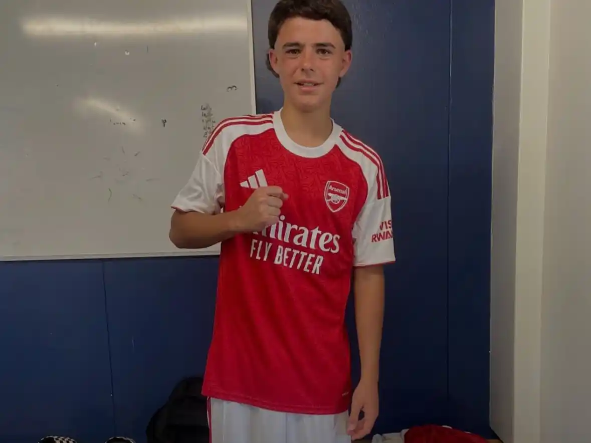 Foto: Pastorino vistiendo la camiseta del Arsenal