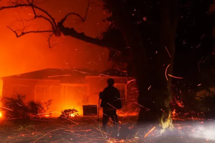 Voraz incendio en California: más de 30 mil evacuados