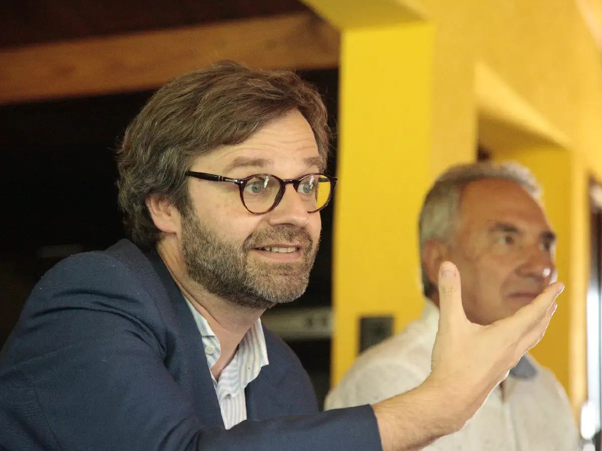 El cónsul llegó para pedir el voto de los ciudadanos italianos en el referéndum  