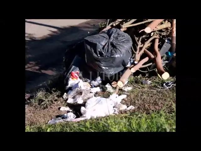 Acumulación de basura cerca de la Escuela Ballarini