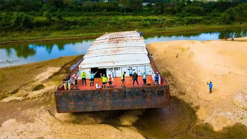 Una barcaza quedó totalmente al descubierto por la bajante del Paraná