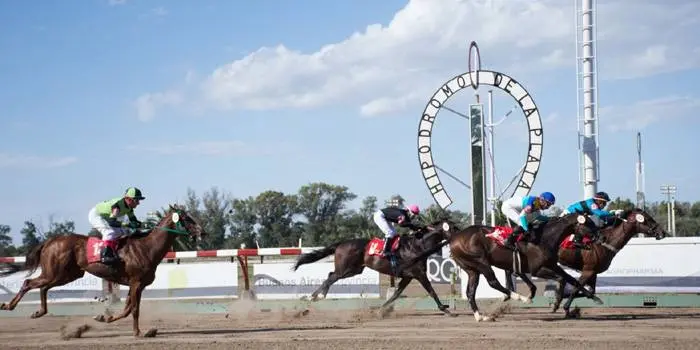El Hipódromo de  La Plata a la deriva