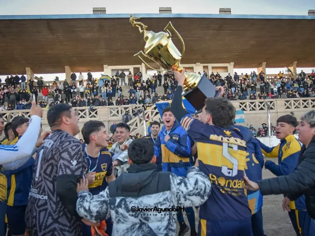 Autoridades de Federación Norte entregaron la Copa al flamante campeón de la Copa de Clubes. PH: Javier Aguado