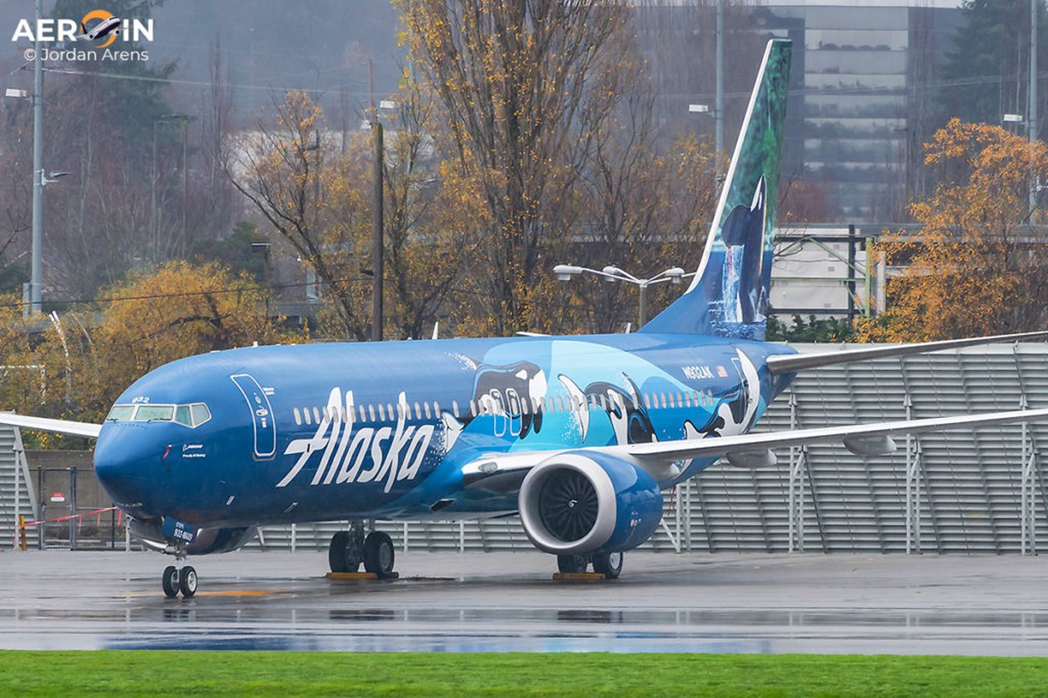 Liberen a Willy: un Boeing 737 MAX de Alaska Airlines recibe livery especial con orcas