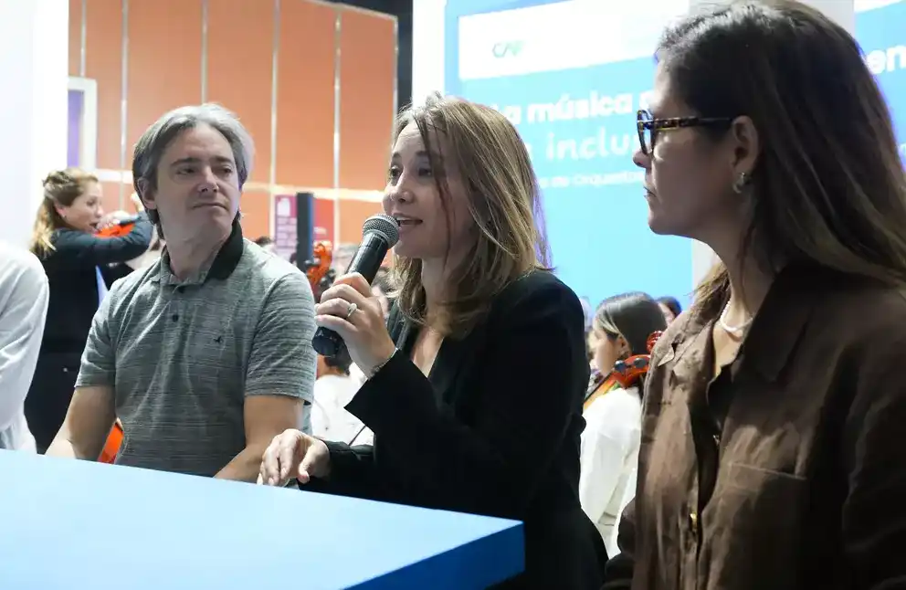 Valeria Atela presentó en la Feria del Libro la nueva edición del manual que proyecta la Orquesta-Escuela de Chascomús al mundo