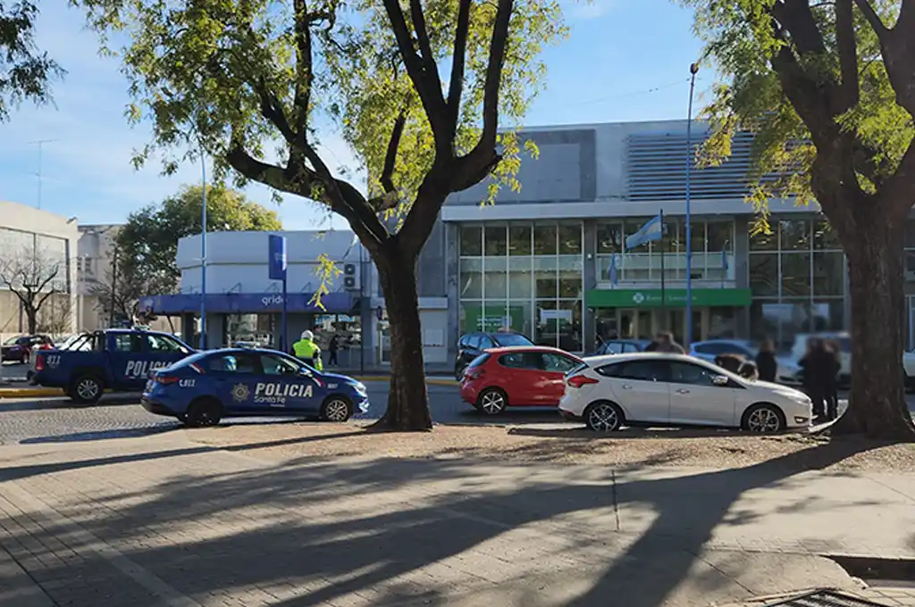 CHOQUE ACCIDENTE CENTRO RAFAELA AMBULANCIA POLICIA GUR FRENTE BANCO SANTA FE Y PLAZA 25 DE MAYO - 4