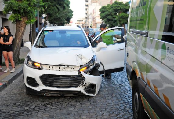 Un conductor embistió a dos vehículos en San Martin y Chacabuco