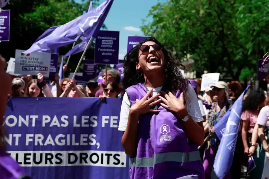 Multitudinaria manifestación femenina contra la ultraderecha en Francia