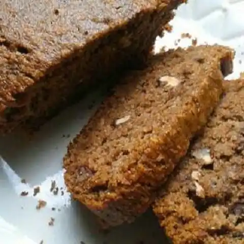 Budín de peras, jengibre y nueces