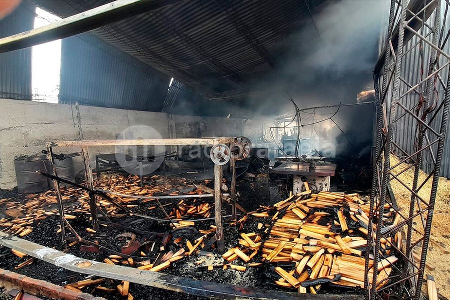 Impactante incendio en una carpintería esperancina terminó en pérdidas totales