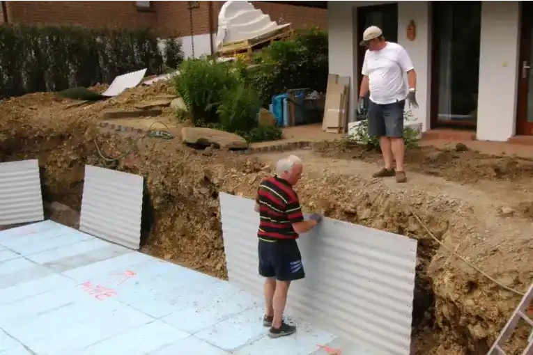 Cavó un pozo en el patio de su casa para hacer una pileta y encontró lingotes y monedas de oro. Foto: Ilustrativa