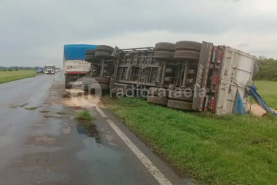 Ruta Nacional 34: un auto y un camión rozaron y el acoplado terminó volcado