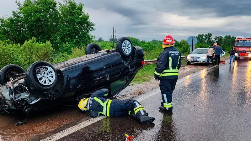 Impactante siniestro: un auto despistó, chocó y volcó sobre la Ruta 14