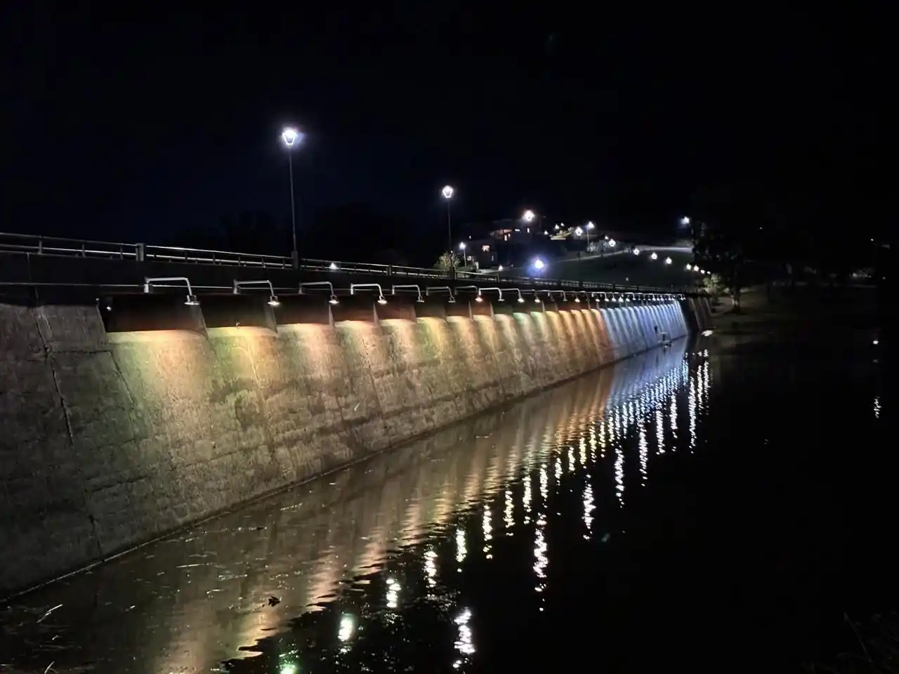 La nueva luminaria vestirá el muro de amarillo y blanco por los próximos 7 días.