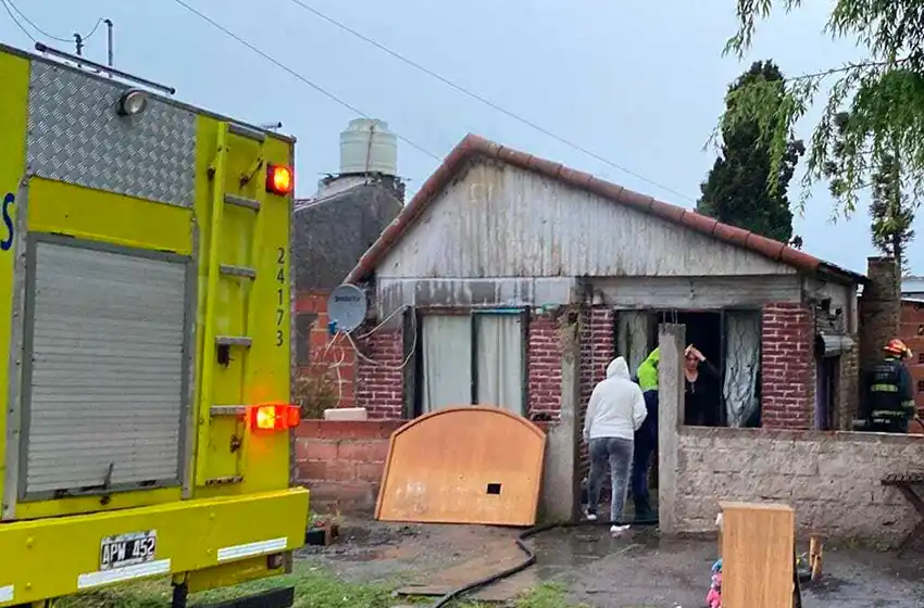 Incendio en el entretecho de una casa en Batán