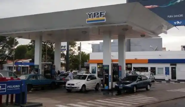 Tras la derrota de Scioli, aplican aumento de 4,5% a las naftas de YPF