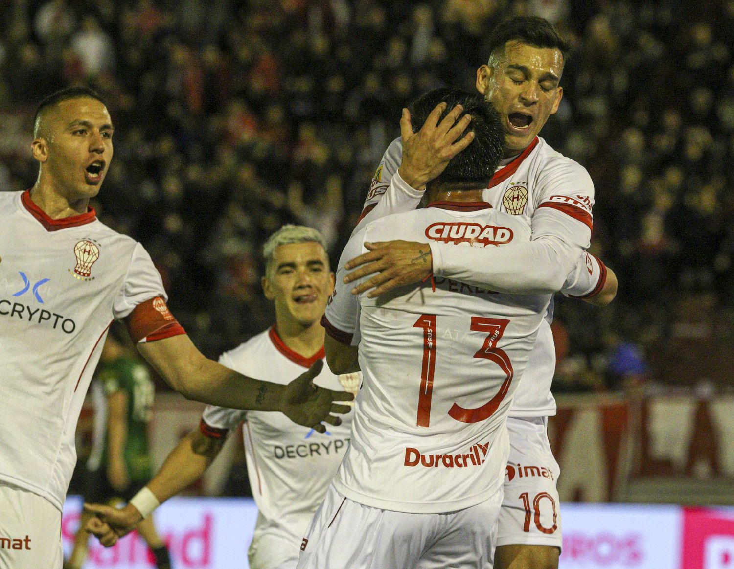 Huracán ganó y no se baja de la pelea