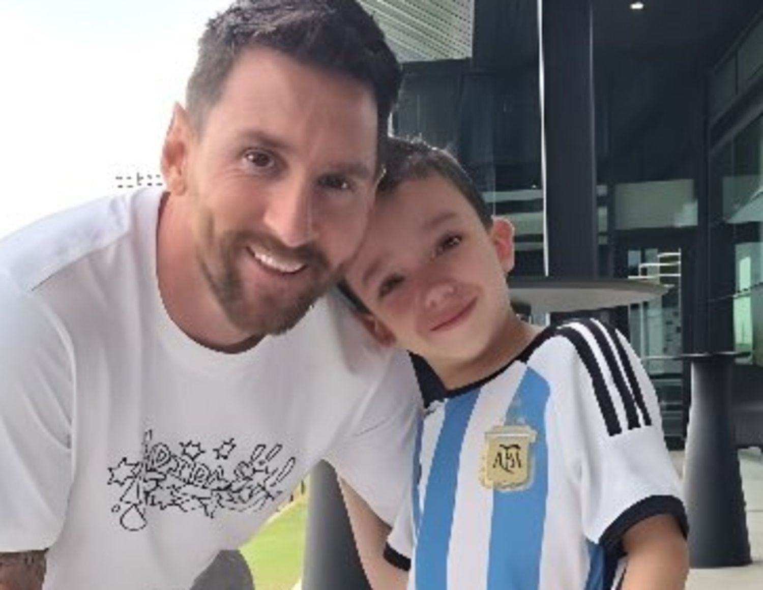 Lionel Messi le cumplió el sueño a un nene que debe inyectarse hormonas de crecimiento