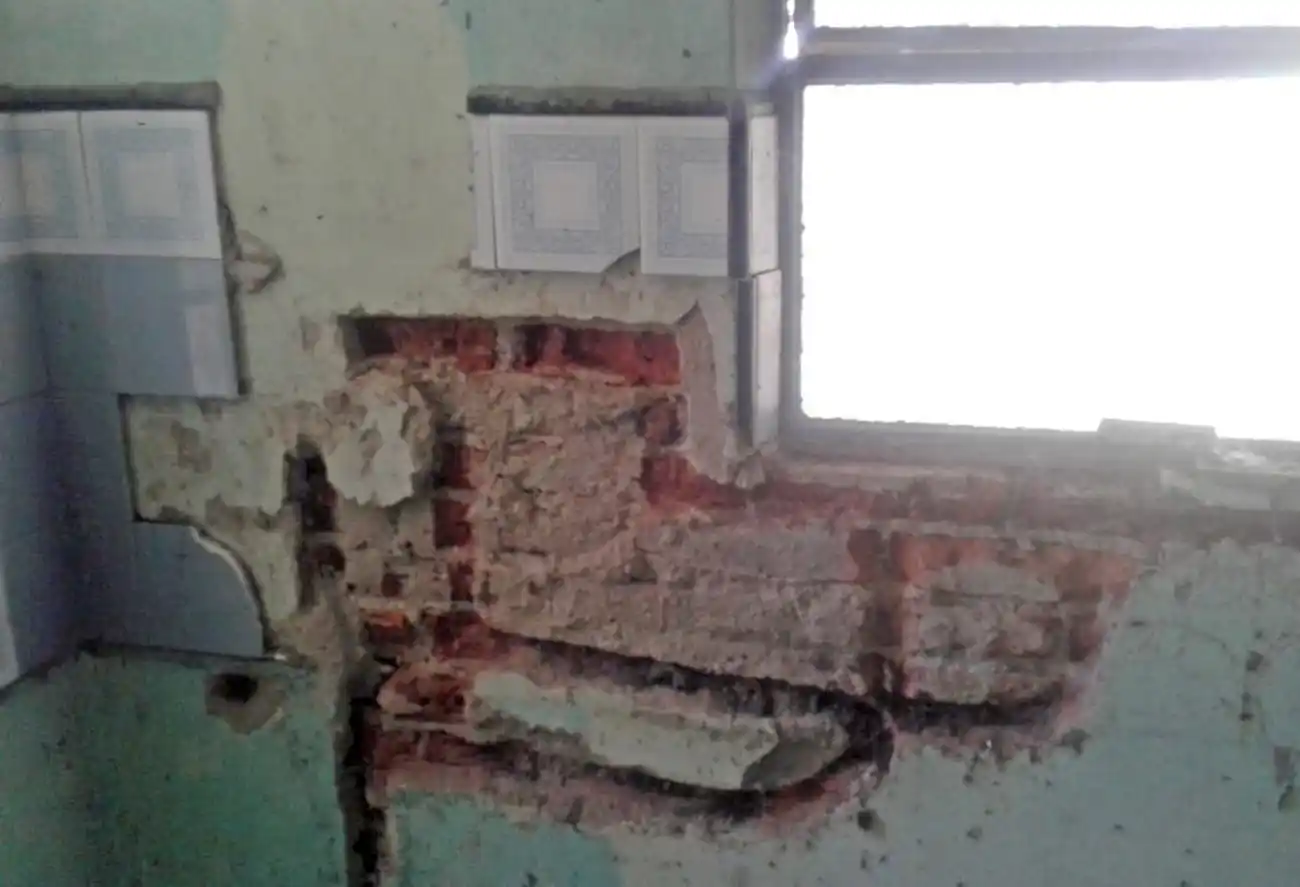 Robaron el techo y picaron las paredes de una  quinta en Cerro Leones 