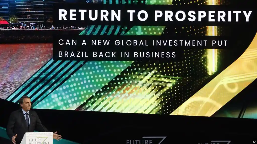 Bolsonaro rechaza críticas ambientales y dice que argentinos eligieron mal el domingo