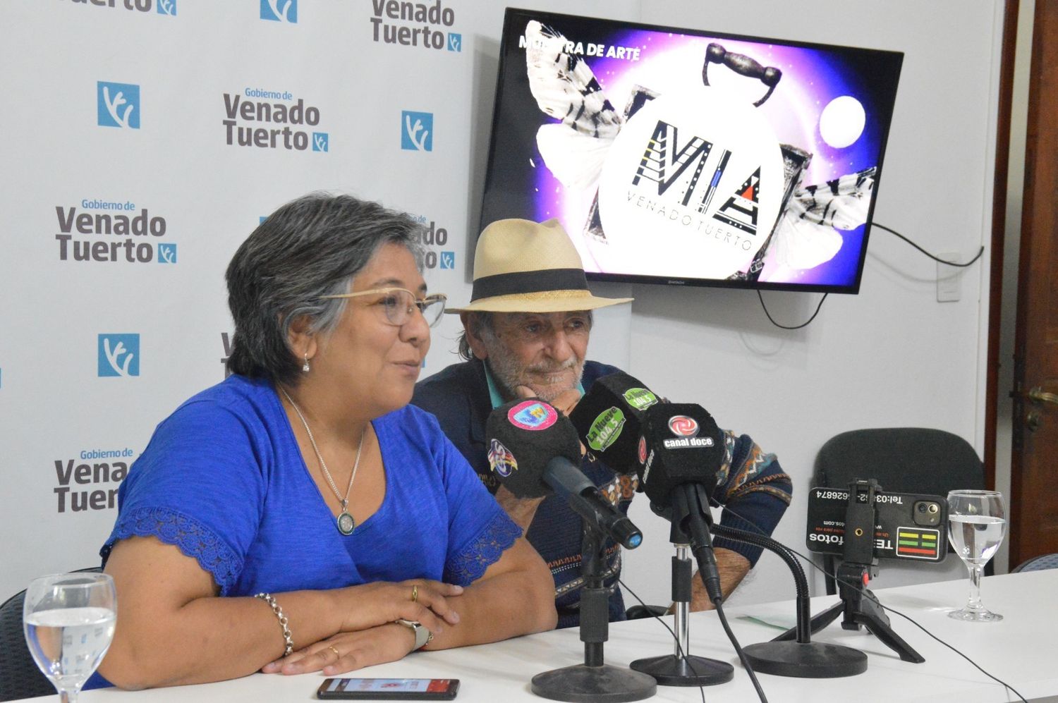 La secretaria de Territorialidad y Desarrollo Cultural, Miriam Carabajal junto al artista Oscar Poliotto.