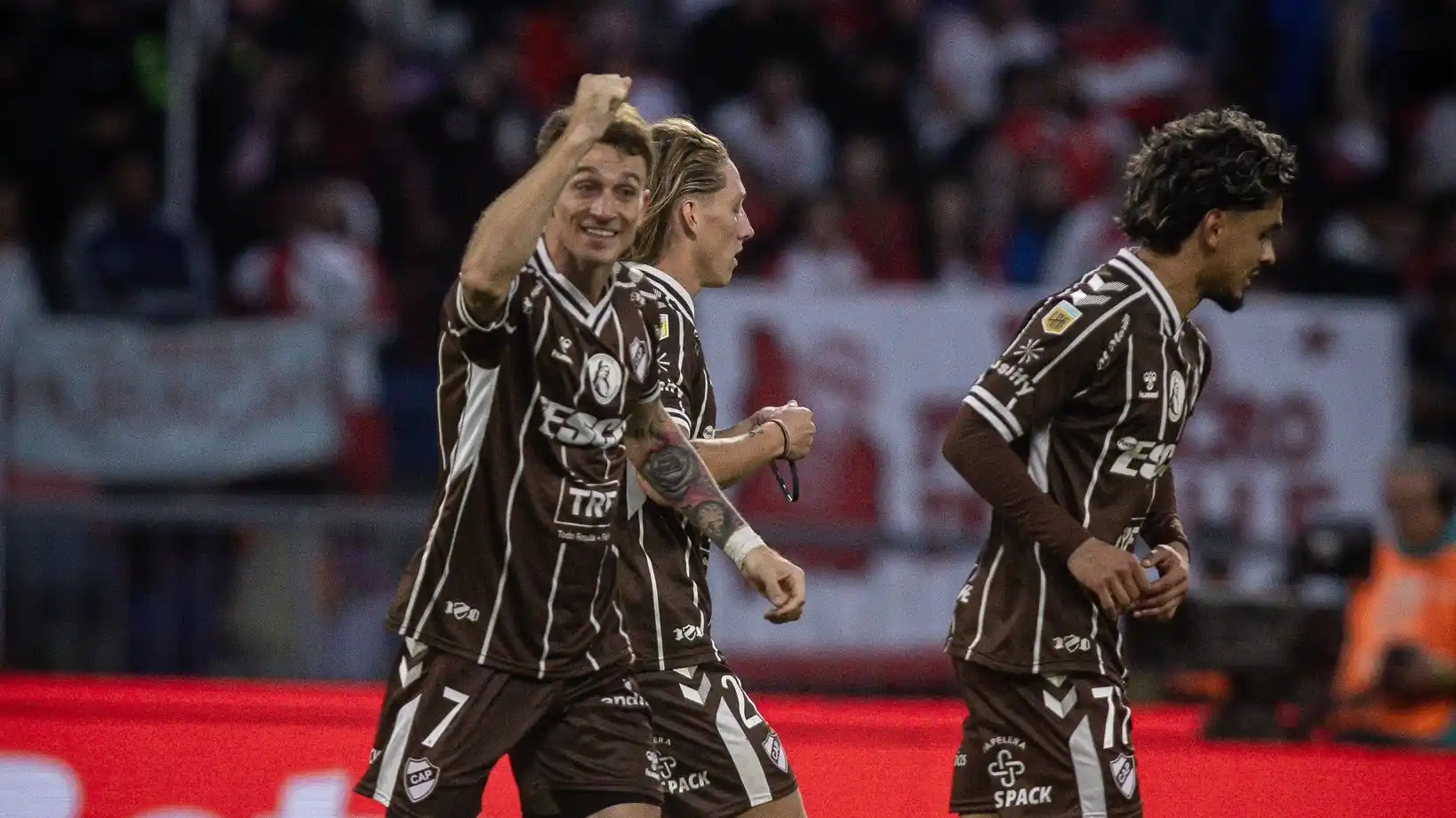 Mainero grita el golazo del campeonato.
