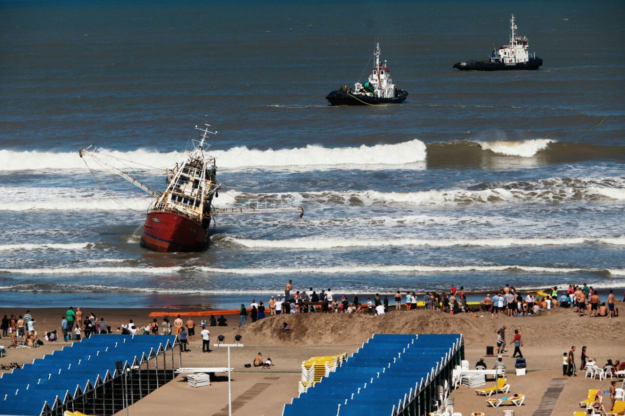 Remolcan el "Victoria I" de Playa Grande