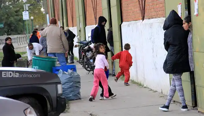 Son 82 los niños evacuados en los galpones del puerto 
