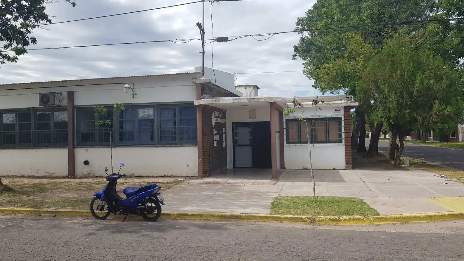 Piden control de seguridad en los accesos a la Escuela N° 3, tras el violento episodio que terminó con una joven herida.