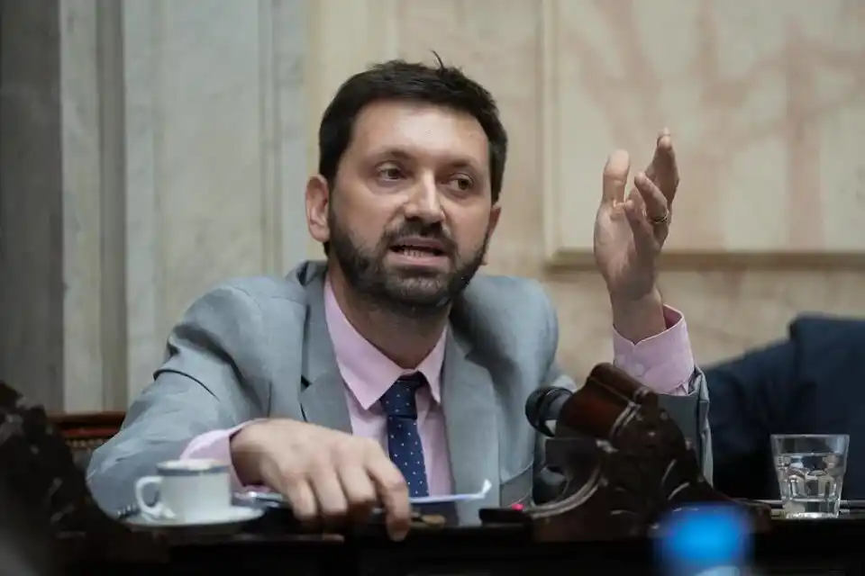 El necochense Juliano acusó a Adorni de ser un "mentiroso serial" y cuestionó el origen de su fortuna
