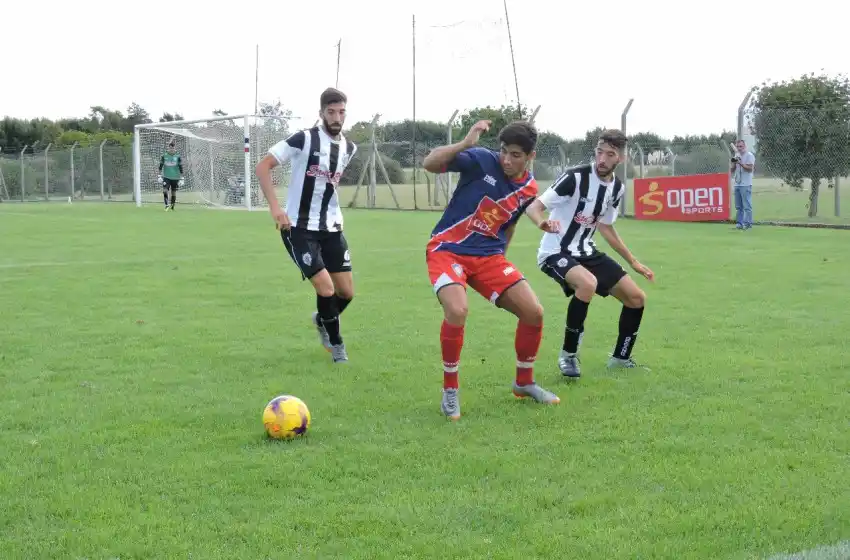 Fútbol local: Urquiza es el único invicto del torneo