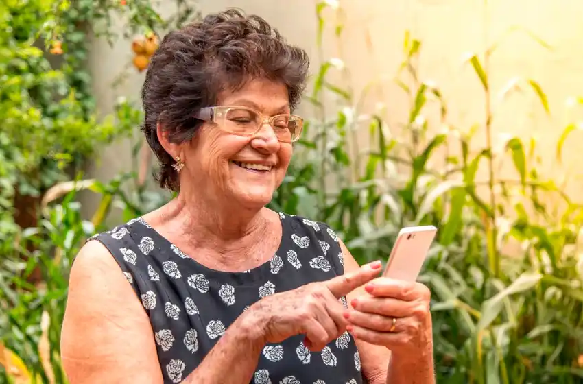 Adultos mayores vs tecnología: los mitos de una batalla conquistada