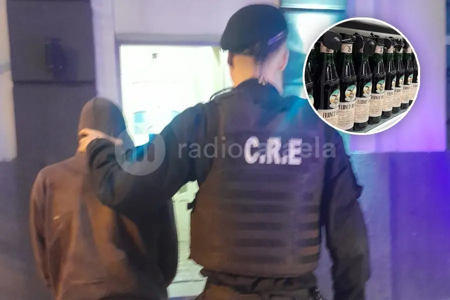 Paseando por el Hipermercado, encanutó dos botellas de fernet entre la ropa