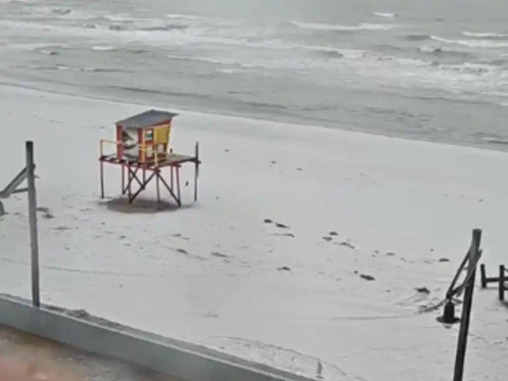 Las playas de Monte Hermoso tras la nevada. FOTO: Tiempo AMBA.