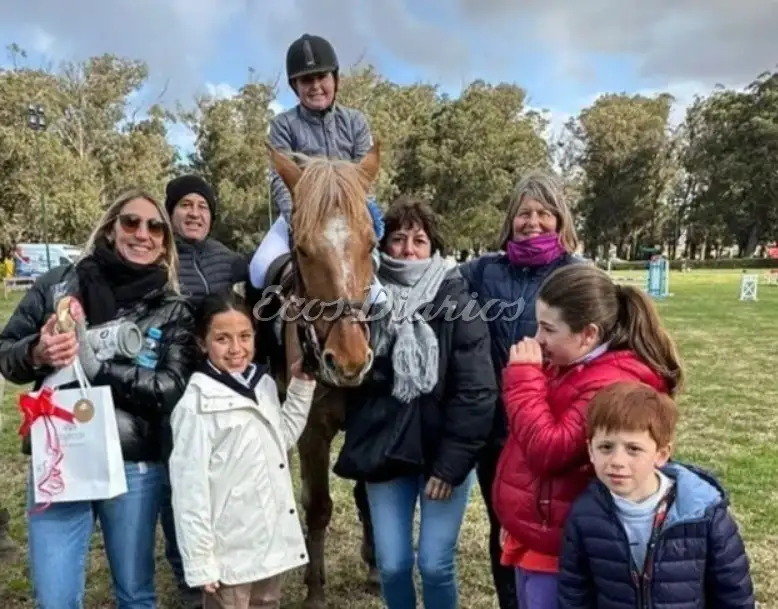 Antonia Pagano junto a sus acompañantes, tras conseguir el primer puesto en su categoría