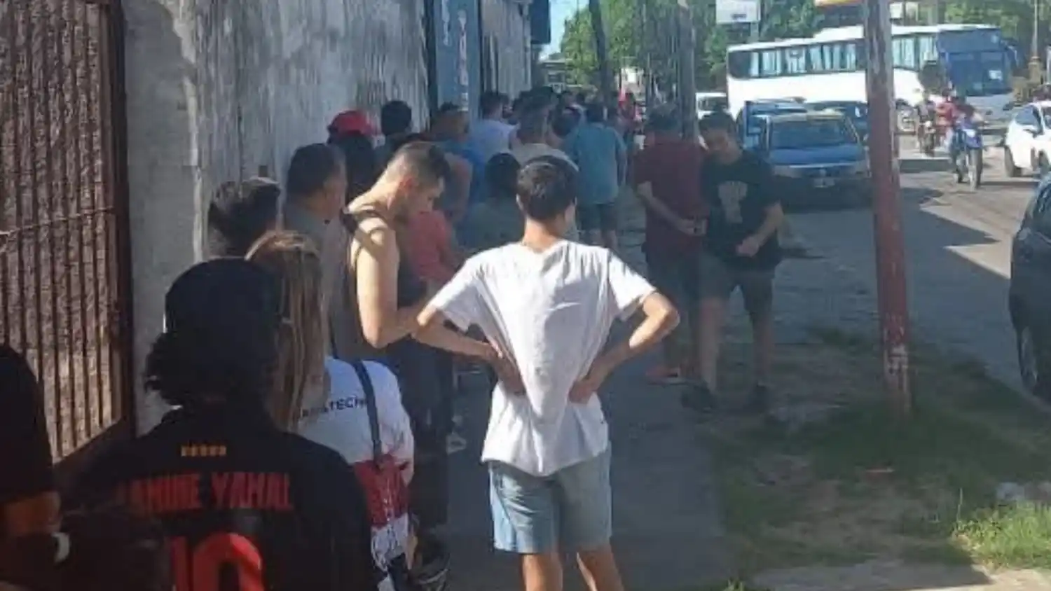 Largas filas y polémica con las entradas: los hinchas de Morón se preparan para un amistoso contra Alianza Lima