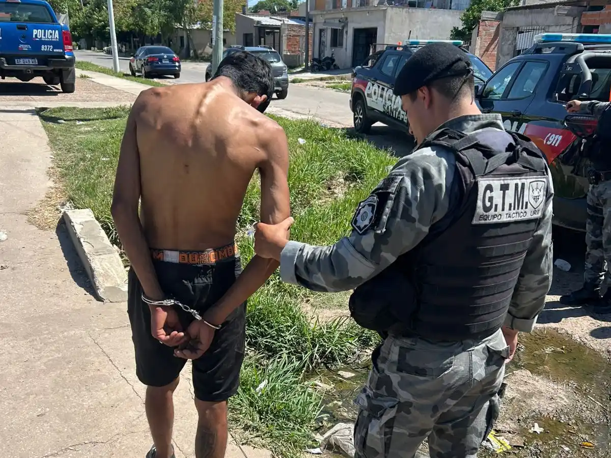 Detuvieron en la zona oeste a un hombre que trató de robar un celular y andaba en una moto sustraída