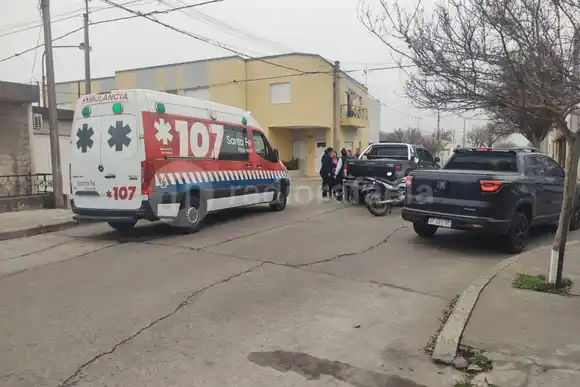De a tres en moto, chocaron y un menor terminó con varios cortes