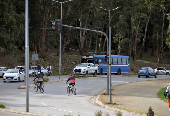 Se realizan obras de pavimentación e instalación de nuevos semáforos