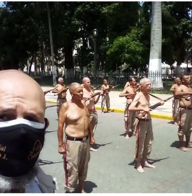 HUMILLADOS Milicianos en Venezuela “entrenan” semidesnudos y descalzos