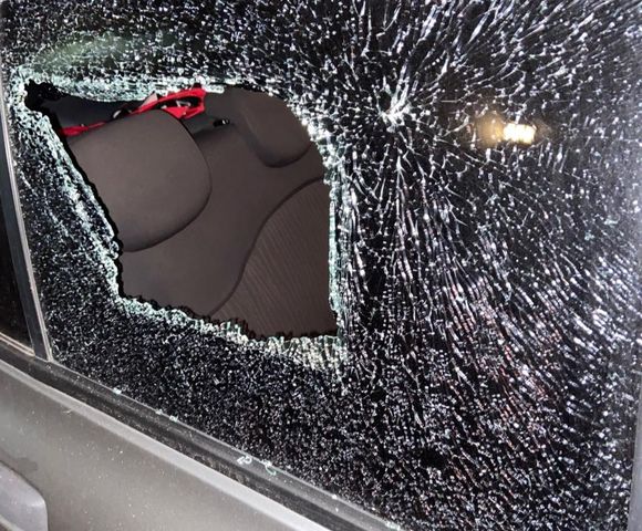 Le rompieron el vidrio del auto y le robaron una camiseta del club que necesita recuperar