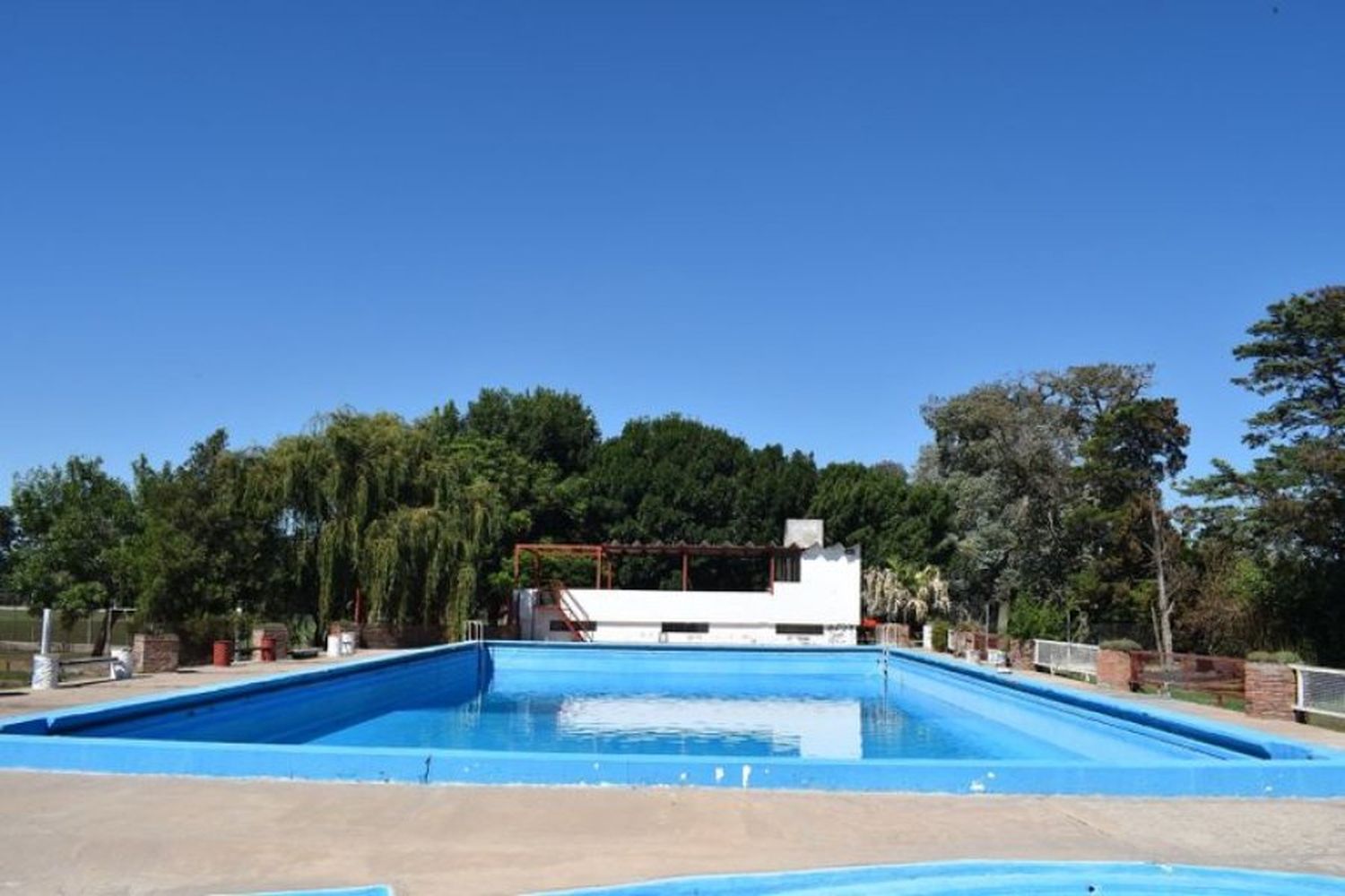 Encontraron a un hombre de 82 años sin vida en la pileta de un club santafesino