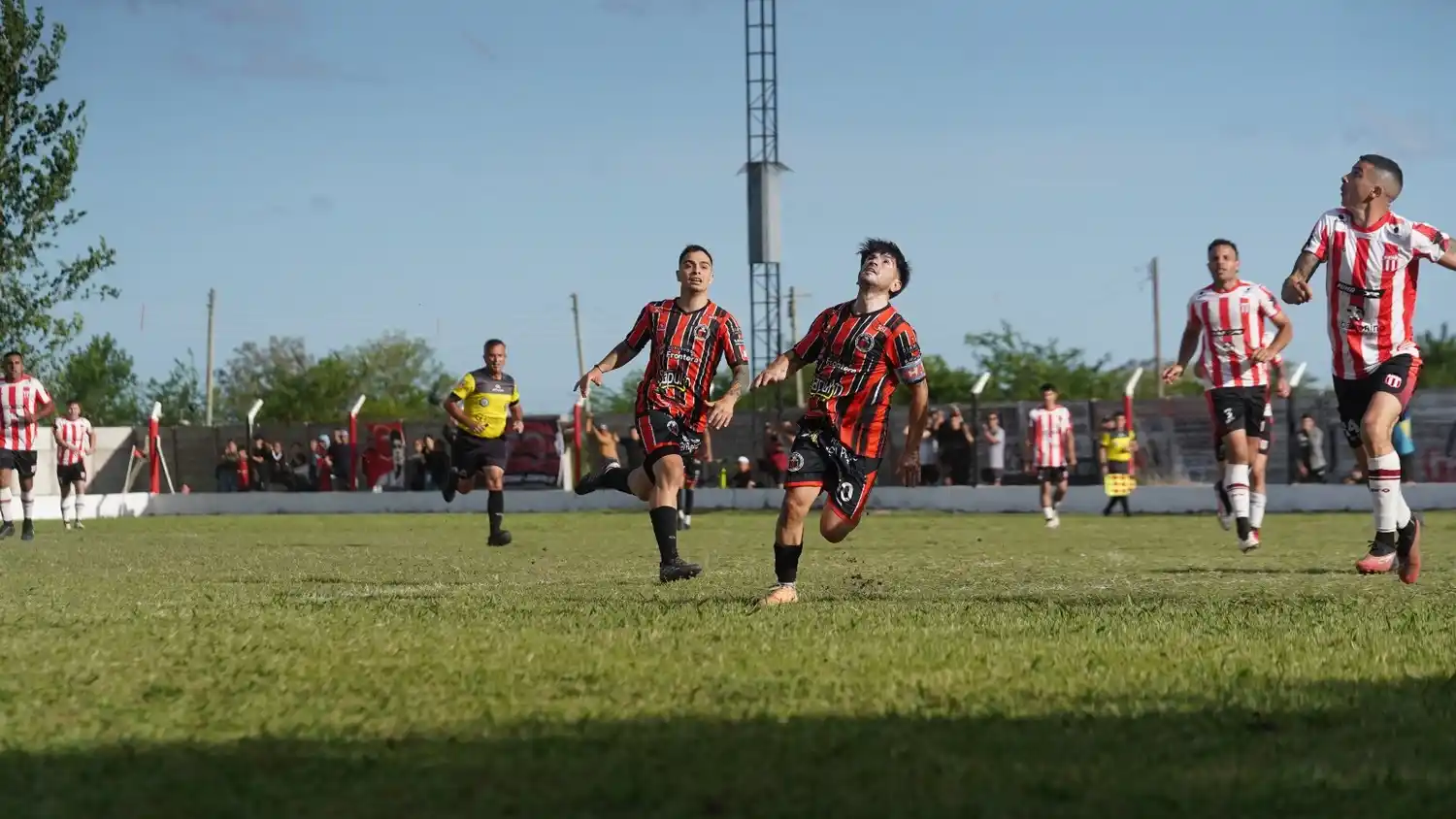 La H quiere pegar primero